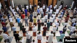 Waislamu katika mskiti mjini Sidoarjo, Java Mashariki, Indonesia wakati wa sala ya Eid al-Fitr