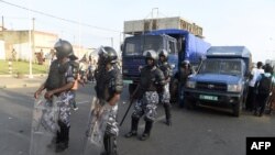 Des policiers sur une route à Lomé, au Togo, le 6 septembre 2017.