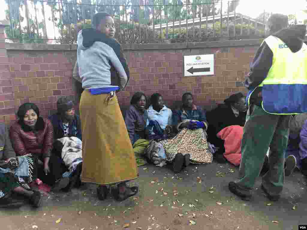 Some voters in Harare said they went to polling stations and slept there for more than five hours being voting started, July 30, 2018. (S. Mhofu for VOA)