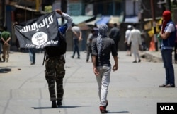 FILE - In Indian-administered Kashmir some young men are seen carrying Islamic State flags during an anti-government demonstration, June 27, 2015. Indian security agencies say that IS has its sympathizers in Kashmir. (Photo - T. Lone/VOA)