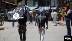 In Indian-administered Kashmir some young men are seen carrying Islamic State flags during an anti-government demonstration, June 27, 2015. Indian security agencies say that IS has its sympathizers in Kashmir. (Photo - T. Lone/VOA)