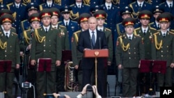 Tổng thống Nga Vladimir Putin phát biểu tại triển lãm quân sự quốc tế ở Kubinka, ngày 16/6/2015.