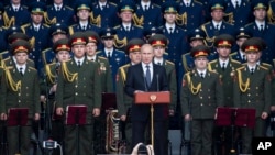 El presidente ruso, Vladimir Putin, pronunciando un discurso en la inauguración del show militar international del Ejército 2015, donde se presentaron las armas rusas más recientes, en Kubinka, en las afueras de Moscú, el martes, 16 de junio de 2015.