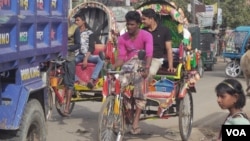 Rickshaws clog afternoon traffic in the busy border town of Teknaf, Bangledesh. Rohingya Muslims have been arriving in the area, fleeing persecution in Myanmar. (S. Sandford/VOA)