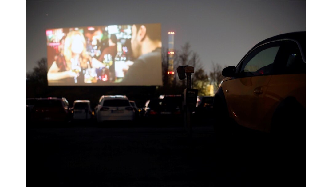 Mobil-mobil di bioskop terbuka (drive-in) seiring dengan makin meluasnya wabah virus corona (COVID-19) di Essen, Jerman, 27 Maret 2020. (Foto: Reuters)