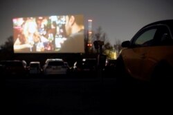 Mobil-mobil di bioskop terbuka (drive-in) seiring dengan makin meluasnya wabah virus corona (COVID-19) di Essen, Jerman, 27 Maret 2020. (Foto: Reuters)