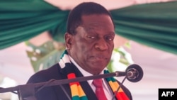 Zimbabwe President Emmerson Mnangagwa takes his oath of office in Harare on August 26, 2018. / AFP PHOTO / Jekesai NJIKIZANA