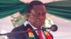 Le président zimbabwéen Emmerson Mnangagwa prête serment à Harare le 26 août 2018.