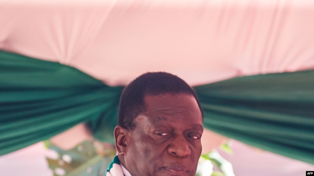 Le président zimbabwéen Emmerson Mnangagwa prête serment à Harare le 26 août 2018.