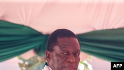 Le président zimbabwéen Emmerson Mnangagwa prête serment à Harare le 26 août 2018.