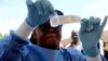 Un agent de santé prépare un vaccin contre le virus Ebola à administrer aux agents de santé lors d'une campagne de vaccination à Mbandaka, RDC, 21 mai 2018. 