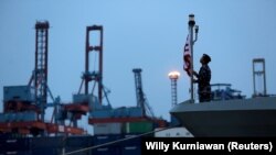 Sedikitnya tujuh kapal (KRI) dikerahkan untuk membantu operasi pencarian dan penyelamatan pesawat Sriwijaya Air yang hilang kontak. (Foto: Reuters/Willy Kurniawan)