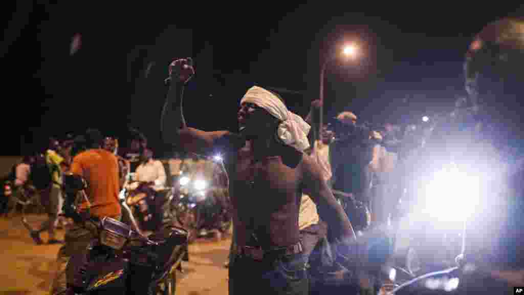 Une foule manifeste après le coup d&#39;Etat à Ouagadougou, 16 septembre 2015.