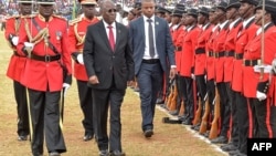 Le président tanzanien John Magufuli passe en revue les troupes militaires pour le 56e anniversaire de l'indépendance, à Dodoma, le 9 décembre 2017.