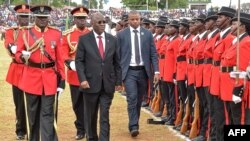 Le président tanzanien John Magufuli passe en revue les troupes militaire pour le 56e anniversaire de l'indépendance, à Dodoma, le 9 décembre 2017.