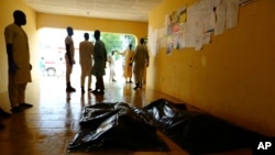 Des corps de victimes d'attentats suicides emballés dans des sacs en plastique, déposés dans un hôpital de Konduga, près de Maiduguri, au Nigeria, le 16 août 2017.