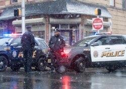 지난 11일 미국 뉴저지주 저지시티에서 발생한 총격사건 현장에서 경찰들이 보초를 서고 있다.