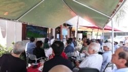 Khán giả xem bóng đá tại cà phê Gypsy vỡ òa mỗi khi banh bị đá hụt vào lưới