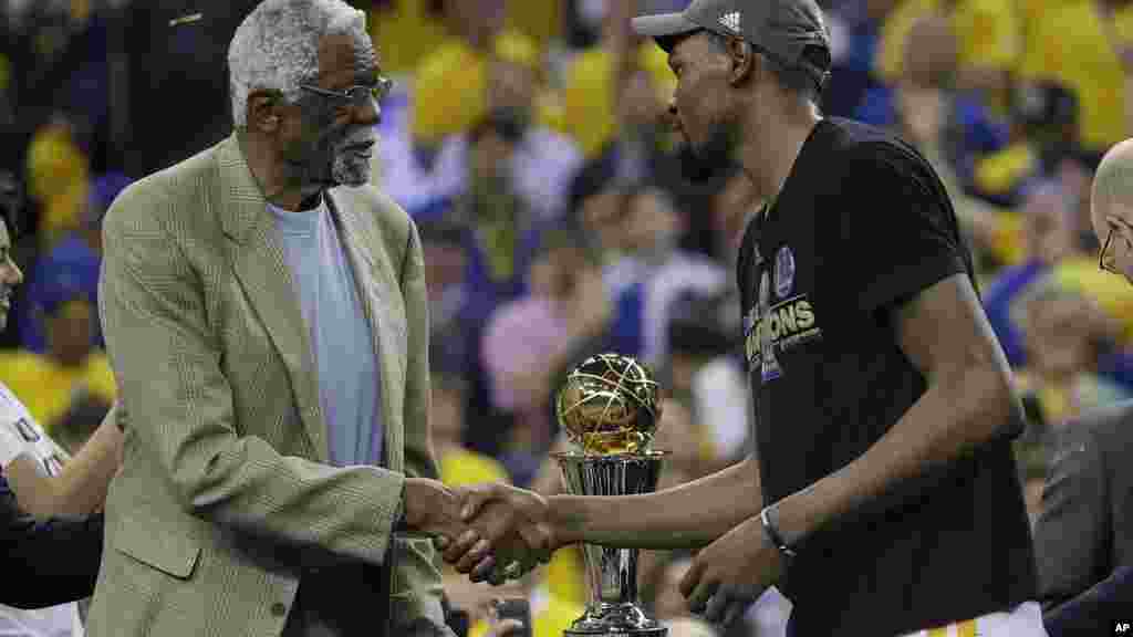 Kevin Durant, serre la main de Bill Russell alors qu&#39;il reçoit le prix Bill Russell NBA Finals Most Valuable Player le 12 juin &nbsp;2017.