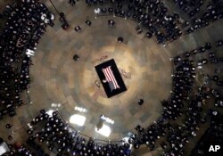 El féretro del senador John McCain yace en capilla ardiente en la Rotonda del Capitolio de EE.UU. en Washington, el viernes, 31 de agosto de 2018.