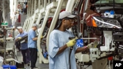Para pekerja di pabrik perakitan mobil Volkswagen di Chattanooga, negara bagian Tennessee, AS (foto: dok).