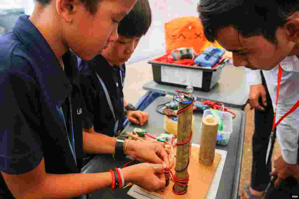 Science experiments took place at the 3rd Science and Engineering Festival in Phnom Penh on March 09, 2017. (Hean Socheata/VOA Khmer)