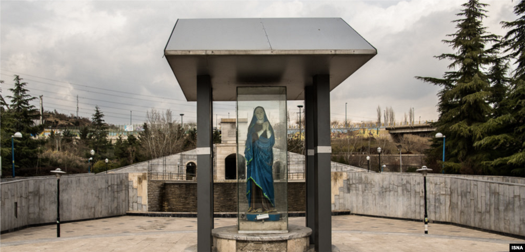 مجسمه مریم مقدس در بوستان گفت و گو در محله گیشا تهران واقع شده است. عکس: شیما مسجدی 