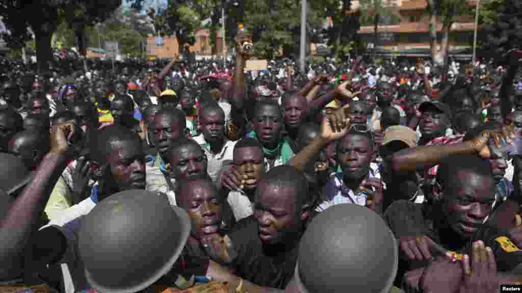 Une foule en liesse s&rsquo;est regroupé devant le siège du gouvernement à Ouagadougou, Burkina Faso vendredi le 31 octobre 2014. 