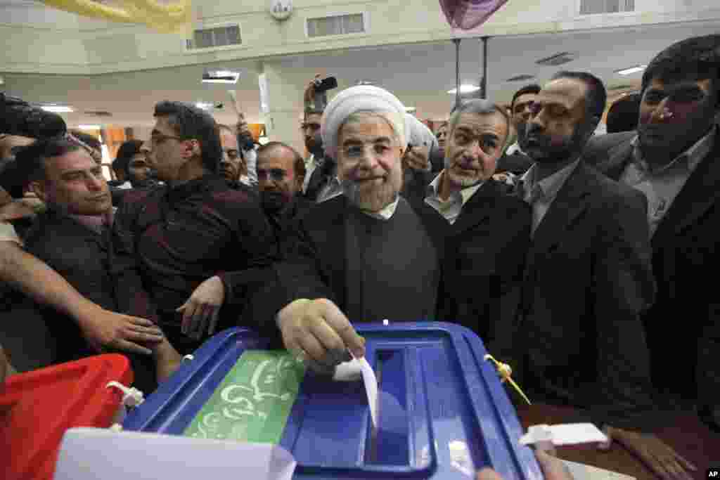 14일 이란 테흐란의 투표소에서 투표권을 행사하는 대선 후보 하산 로우하니.