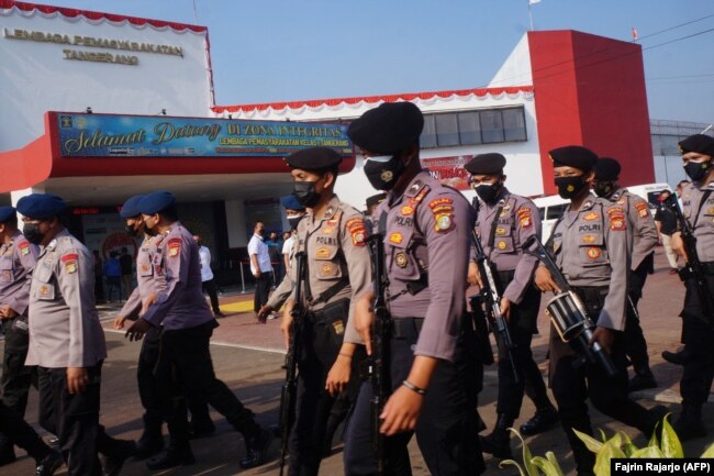 Polisi melakukan patroli di sebuah penjara Tangerang pada 8 September 2021. (Foto: AFP/Fajrin Rajarjo)