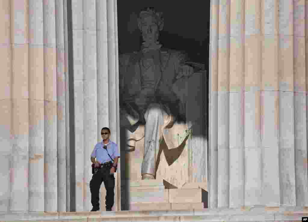 Un agente de la Policía de Parques de Estados Unidos de guardia junto al monumento Abraham Lincoln, en Washington, este viernes, luego de que un visitante manchara la estatua con pintura verde.