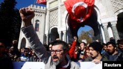 Demonstrators protest against a purge of thousands of education staff since an attempted coup in July, in front of the Istanbul University, Nov 3, 2016. On Wednesday, it was announced that Turkish judge Aydin Sedaf Akay has been in detention since September for his alleged connection to the failed coup. 