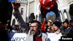 Para demonstran melakukan aksi protes di depan Universitas Istanbul atas penangkapan para staf pengajar di sana (3/11). Hari Rabu (9/11) Turki mengumumkan penahanan Hakim PBB Aydin Sedaf Akay sejak September lalu atas tuduhan terkait peristiwa kudeta yang gagal. 