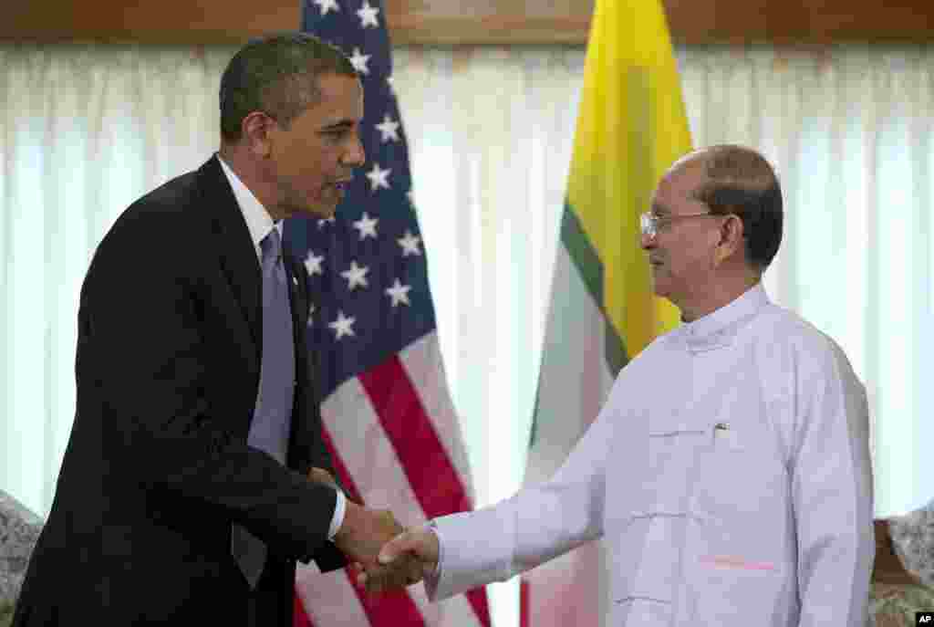 Le pr&eacute;sident Obama saluant son homologue birman Thein Sein &agrave; Rangoon&nbsp; le 19 novembre 2012 