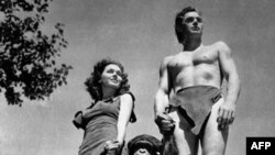 Johnny Weissmuller, phải, trong vai Tarzan, Maureen O'Sullivan trong vai Jane, và chú khỉ Cheetah trong phim Tarzan năm 1932