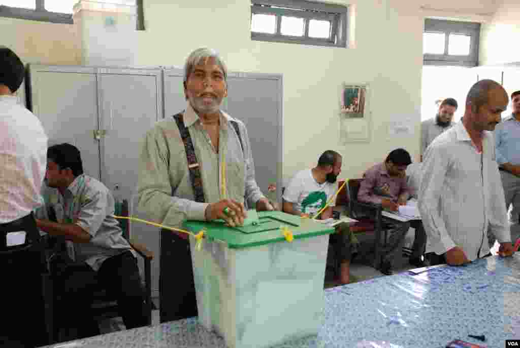 قومی اسمبلی کے 15 اور صوبائی اسمبلی کے 26 حلقوں میں ہونے والے ان ضمنی انتخابات کے لیے ملک بھر میں سکیورٹی کے انتہائی سخت انتظامات کیے گئے تھے۔