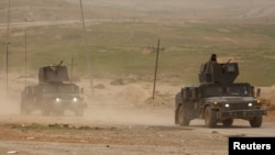 Iraqi forces advance as they battle with Islamic State militants in western Mosul, Iraq March 13, 2017.