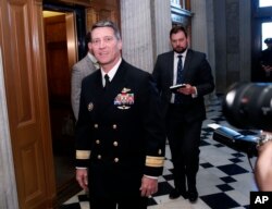 El Contralmirante de la Marina de EE.UU. doctor Ronny Jackson, camina en Capitolio, el jueves 19 de abril de 2018. Jackson es el candidato del presidente Donald Trump para ser el próximo Secretario de Asuntos para Veteranos.