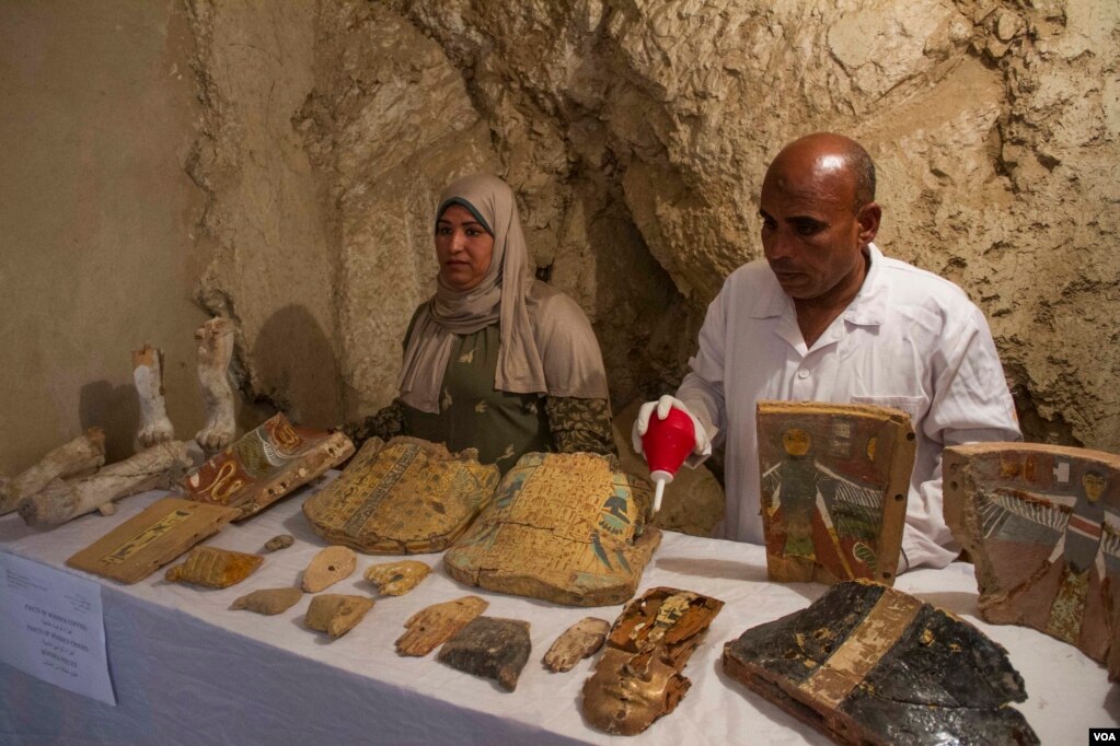 Egyptian excavation workers restore funeral furniture found in a newly discovered tomb, Kampp 161, in the Draa Abul Naga necropolis on Luxor’s West Bank, Egypt, Dec. 9, 2017. (H. Elrasam/VOA)