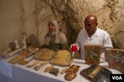 Egyptian excavation workers restore funeral furniture found in a newly discovered tomb, Kampp 161, in the Draa Abul Naga necropolis on Luxor’s West Bank, Egypt, Dec. 9, 2017. (H. Elrasam/VOA)