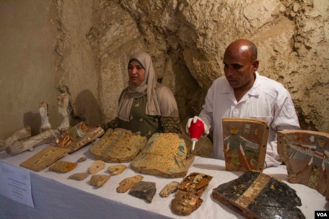 Egyptian excavation workers restore funeral furniture found in a newly discovered tomb, Kampp 161, in the Draa Abul Naga necropolis on Luxor’s West Bank, Egypt, Dec. 9, 2017. (H. Elrasam/VOA)