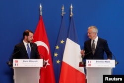 French Finance Minister Bruno Le Maire and Turkish Finance Minister Berat Albayrak attend a joint news conference after a meeting at the Bercy Finance Ministry in Paris, France, Aug. 27, 2018.