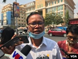 លោក ជា យ៉ាម៉ន អតីតចៅសង្កាត់បឹងទំពន់ទី២ និយាយជាមួយក្រុមអ្នកកាសែត នៅមុខតុលាការរាជធានីភ្នំពេញ ថ្ងៃទី២៨ ខែមករា ឆ្នាំ២០២១។ (ហ៊ុល រស្មី/វីអូអេ)