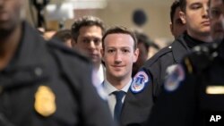 El número uno de Facebook, Mark Zuckerberg, llega al Congreso de EE.UU., en Washington, para reunirse con legisladores previo a su testimonio del martes y miércoles. 9-4-18.
