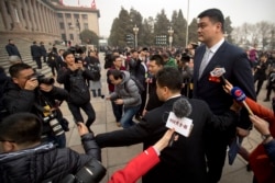2018年3月3日，在北京人民大会堂举行的政协开幕会议后，前NBA球员姚明离开会场。