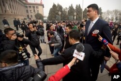 2018年3月3日，在北京人民大會堂舉行的政協開幕會議後，前NBA球員姚明離開會場。