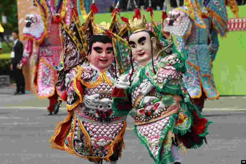Dancers dressed as Chinese gods perform during the inauguration ceremony of Taiwan&#39;s President Tsai Ing-wen in Taipei.