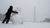 Ariana Rocabado faz o seu boneco de neve na Alameda de Washington DC