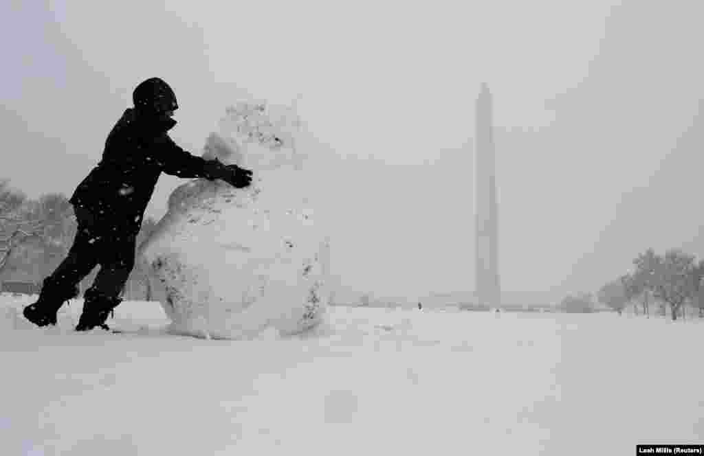 Ariana Rocabado faz o seu boneco de neve na Alameda de Washington DC