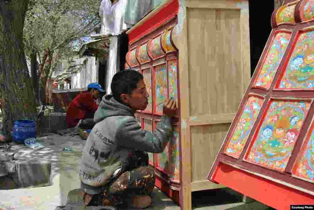Workers paint furniture in Karma Gongsong, lhasa, Tibet. (Photo by Tongqi Huang/VOA reader)
